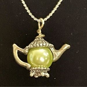 Teapot pearl necklace